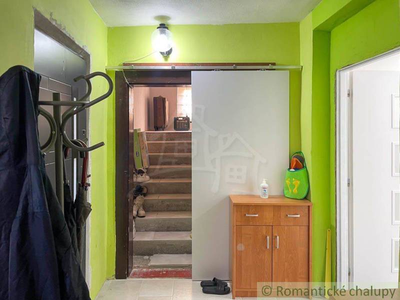 Der Flur in einem Einfamilienhaus mit einer Garderobe, einem Schrank und einer Treppe.