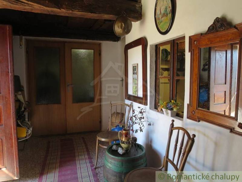 Ein traditionelles Zimmer mit antiken Möbeln, rustikaler Atmosphäre, Dekorationen und Spiegeln, besondere Immobilien.