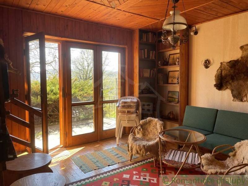 Gemütliches Interieur der Hütte mit antiken Details und Naturelementen, ideal für besondere Immobilien.