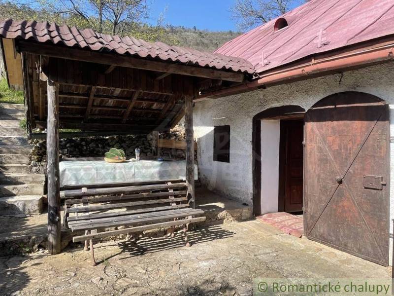 Rustikales Landhaus mit Steintreppen und Unterstand gehört zu den besonderen Immobilien.