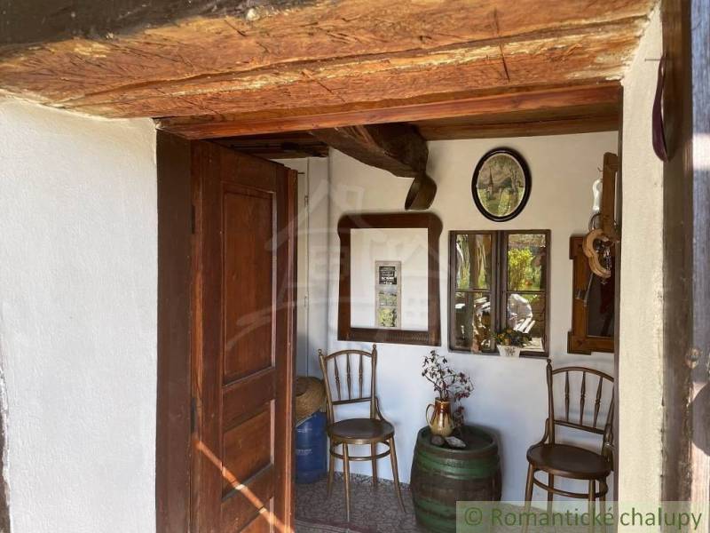Eingangsbereich der Chalets mit Holzelementen und Vintage-Dekor, romantische Hütten.