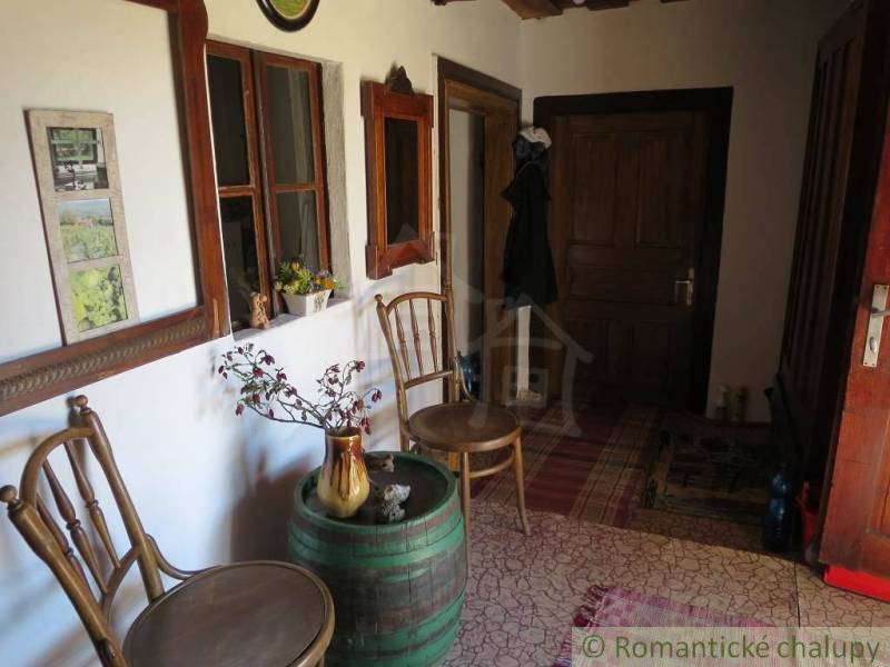 Eingangshalle dekoriert mit traditionellen Stühlen, einem Fass und Blumendekoration, besondere Immobilie.