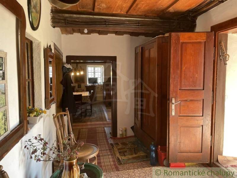 Ein traditionelles Interieur zeigt besondere Immobilien mit massiven Holztüren und historischen Möbeln.