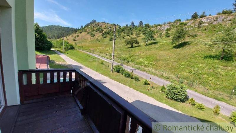 Blick vom Balkon eines Einfamilienhauses in Dobrá Voda auf die grüne Landschaft und die Straße.