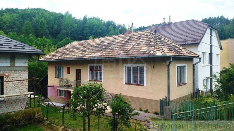 Ein Einfamilienhaus in Fričovce mit einem Schrägdach, einem Garten und einem umliegenden Wald.