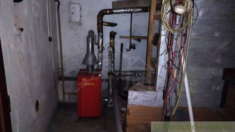 Der Keller im Einfamilienhaus enthält einen Kessel und Rohrleitungen.