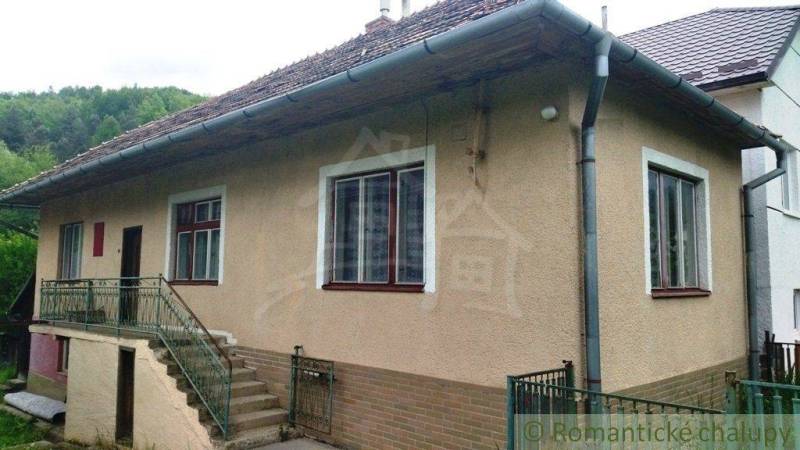 Ein Einfamilienhaus in Fričovce, umgeben von Grün mit Treppen und einer Veranda.