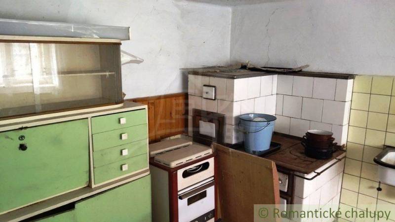 Küche mit traditionellem Kredenz und Ofen in einem Einfamilienhaus, Retro-Stil.