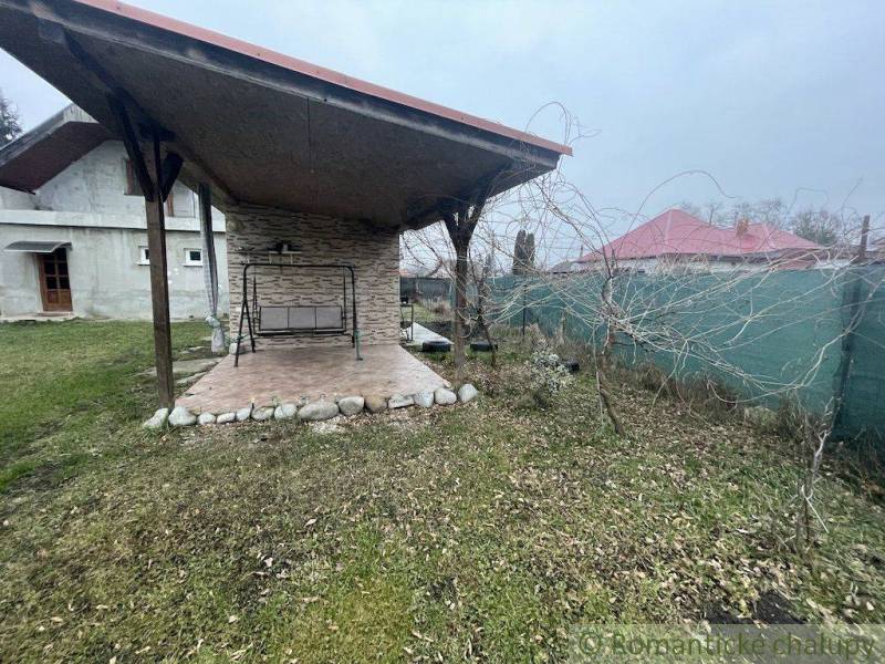 Ein Einfamilienhaus mit Pavillon, Schaukel und Garten bietet einen angenehmen Ort zur Entspannung.