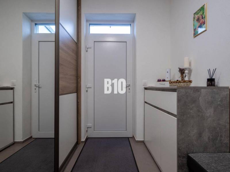 Eingangsflur mit weißen Türen und einem Kleiderschrank in einem Einfamilienhaus.