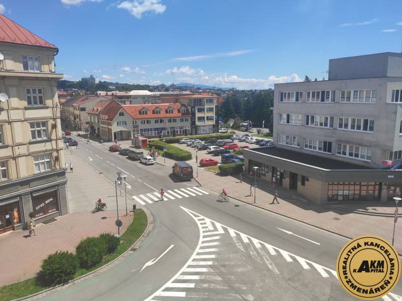 J. Kotáčeka Straße in Zvolen mit Büros, Geschäften und Autos auf dem Parkplatz.