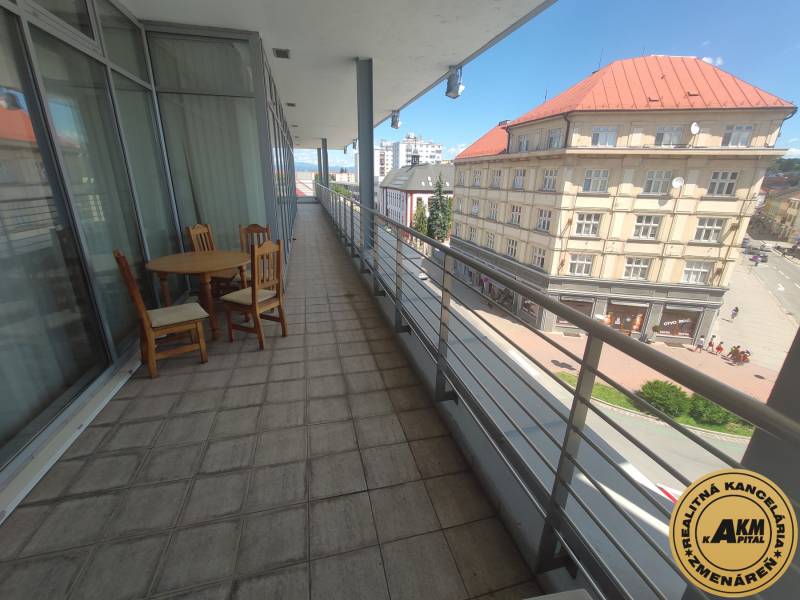 Balkon in der J. Kotáčeka-Straße mit Blick auf die Stadt Zvolen und die umliegenden Büros.