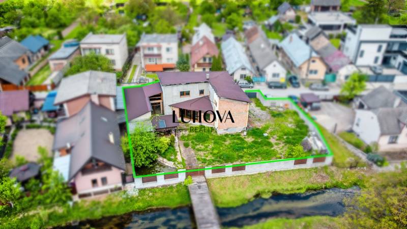 Ein Einfamilienhaus in Beluša auf der Kapitána Nálepku, umgeben von einem Garten und Nachbarhäusern.
