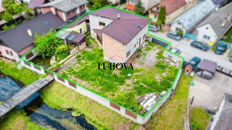 Ein Einfamilienhaus in der Straße Kapitána Nálepku in Beluša mit einem geräumigen Hof, eingezäunt am Kanal.