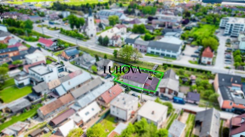 Luftaufnahme eines Einfamilienhauses in der Kapitána Nálepku Straße in Beluša mit hervorgehobenen Grundstücksgrenzen.