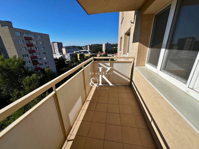 Der Balkon der 2-Zimmer-Wohnung in der Ladzianskeho-Straße bietet einen Blick auf Bratislava - Vinohrady.