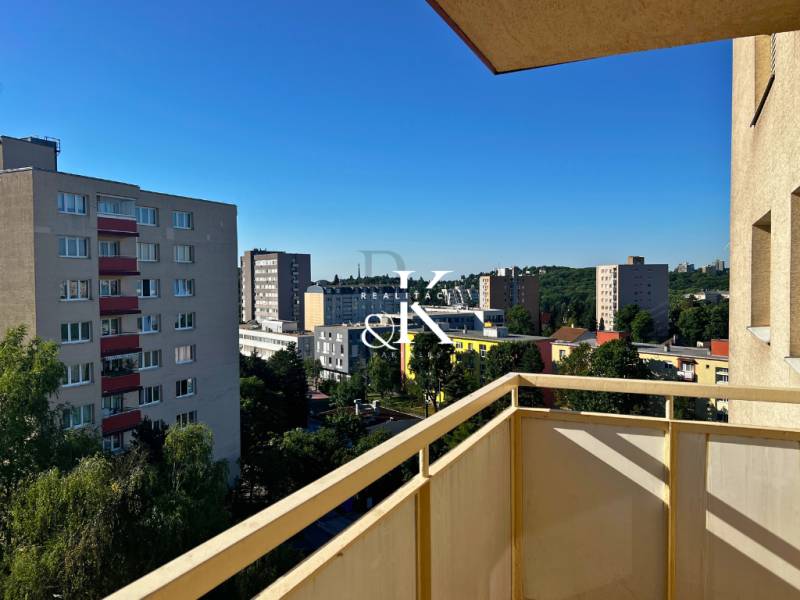 Blick vom Balkon eines Wohnhauses in der Ladzianskeho-Straße in Bratislava - Vinohrady, Umgebung voller Grün.