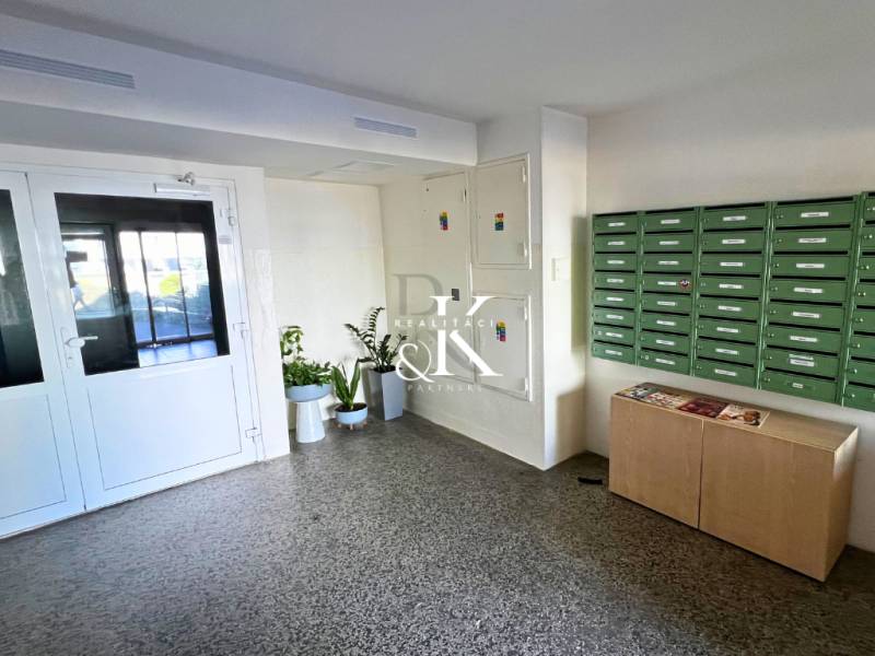 Eingangsbereich einer 2-Zimmer-Wohnung mit Briefkästen und Pflanzen im Flur.
