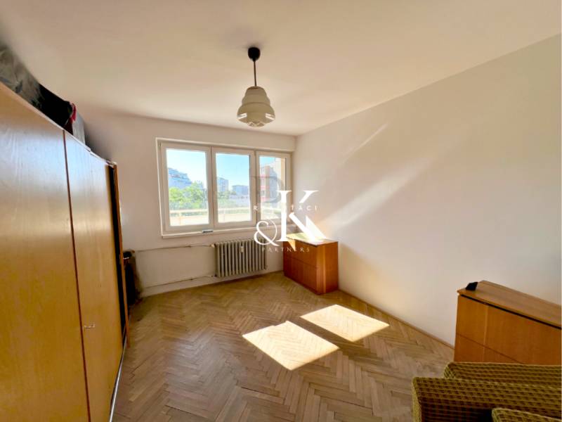 Ein Zimmer mit Einbauschränken und Parkett in einer 2-Zimmer-Wohnung.