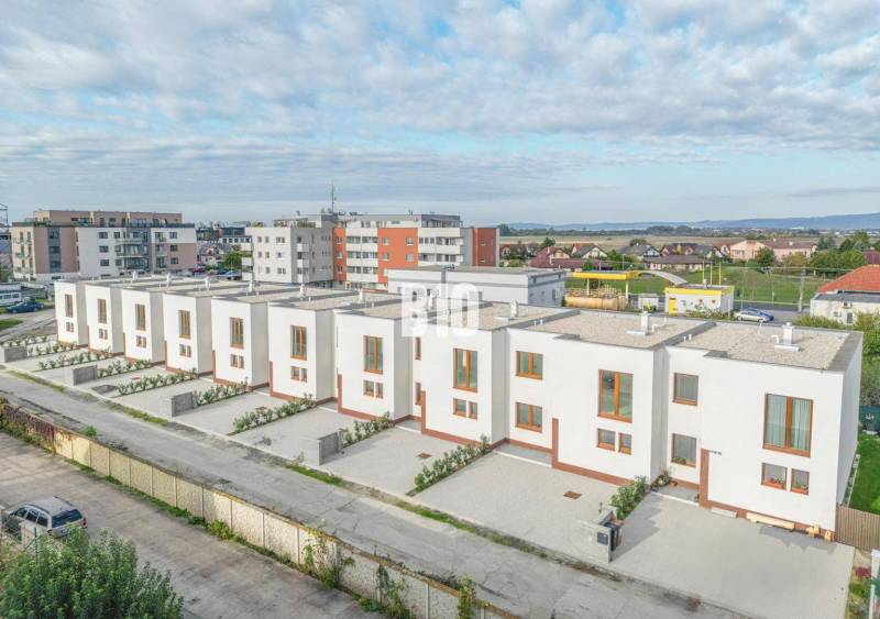 Reihenhäuser in der Straße Nová Dedinka - Nová Ves pri Dunaji mit Umgebung des Wohngebiets.