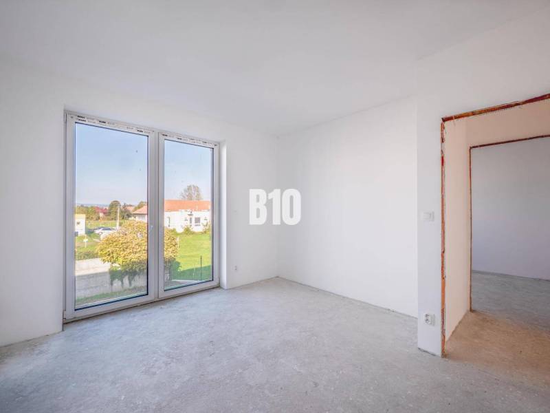 Ein leerer Raum mit einem großen Fenster in einem Einfamilienhaus.