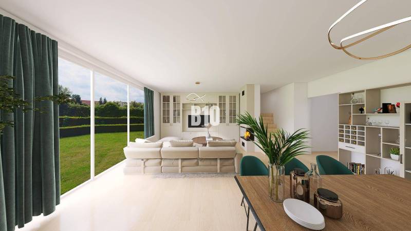 Wohnzimmer in einem Einfamilienhaus mit einem hellen Sofa, großen Fenstern und einem Esstisch.