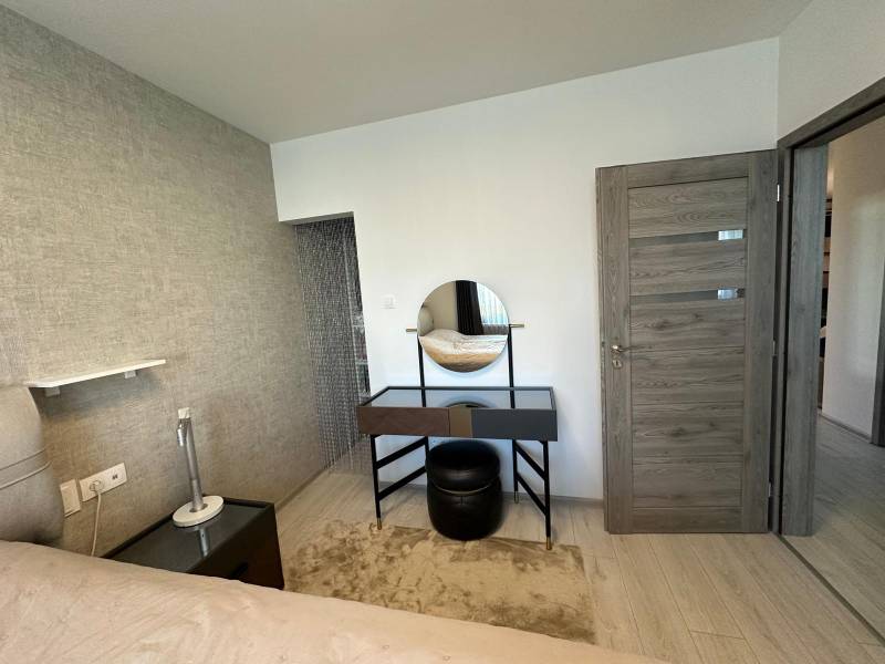 Schlafzimmer im Einfamilienhaus mit Schminktisch und Spiegel.
