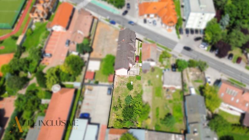 Draufsicht auf ein Einfamilienhaus und einen Garten in der Gyula-Szabó-Straße in Dunajská Streda.