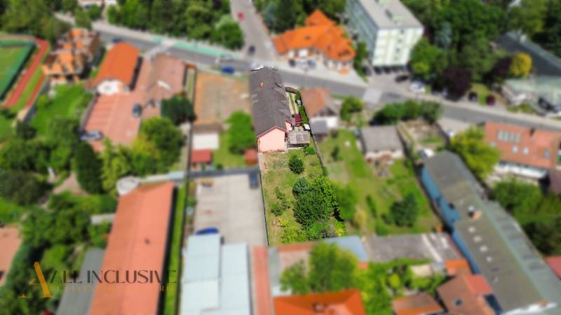 Luftaufnahme eines Einfamilienhauses mit langem Hof in der Gyula-Szabó-Straße in Dunajská Streda.