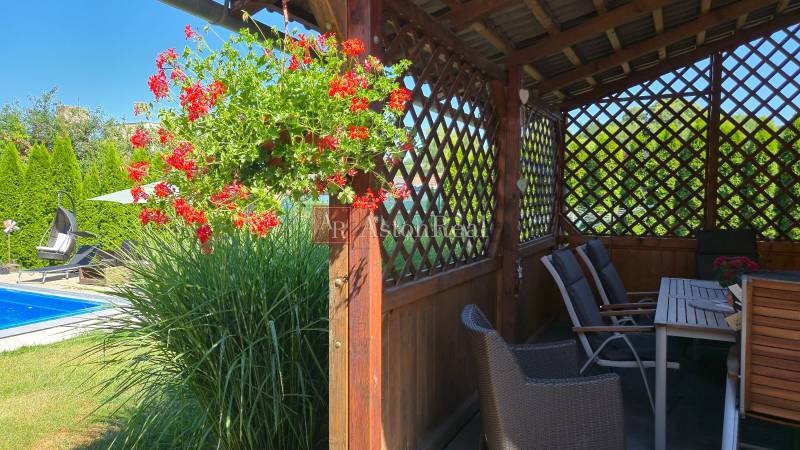 Sommerterrasse eines Einfamilienhauses mit Blumen und Pool in Trenčianske Jastrabie.