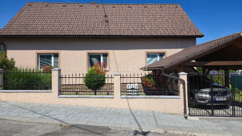 Einfamilienhaus in Trenčianske Jastrabie mit zwei Fenstern und Garten, Werbung von AstonReal.