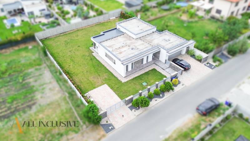 Ein Einfamilienhaus in Dunajský Klátov mit einem weitläufigen Garten, einer Straße und einem geparkten Auto.