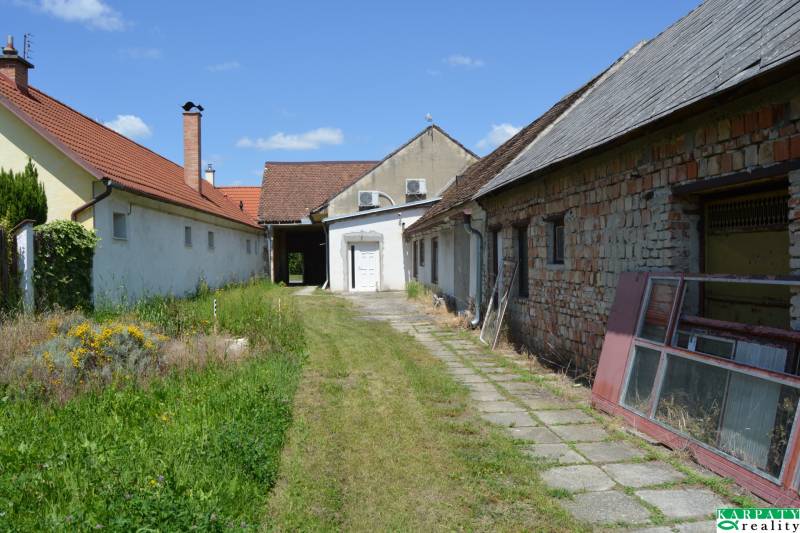 Außenbereich in der Nähe von Geschäftsräumen in Borský Svätý Jur mit Garten und Gebäuden.