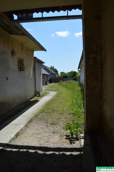 Außenbereich von Geschäftsräumen in Borský Svätý Jur mit Höfen und Grünflächen.