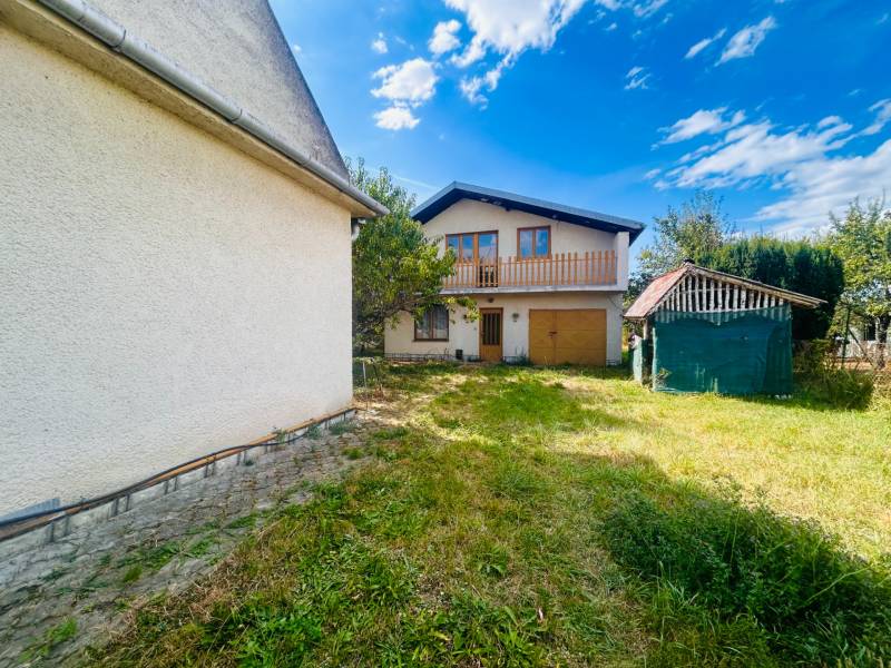 Ein Einfamilienhaus in Sobrance mit einem geräumigen Garten, einer Garage und einem kleinen Unterstand auf dem Grundstück.