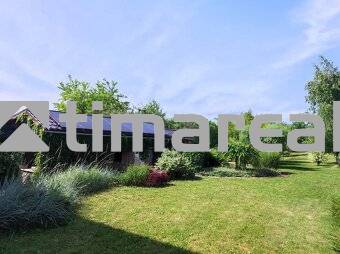 Garten bei einer 2-Zimmer-Wohnung in Myjava mit Rasen und Bäumen im Hintergrund.