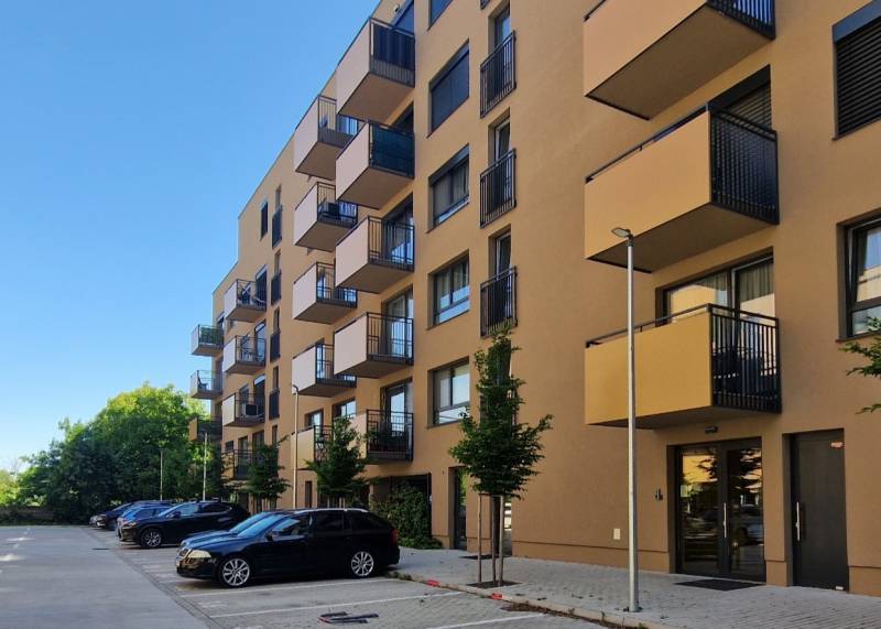 Wohnhaus in der Sadová-Straße in Senica mit Parkplätzen und Balkonen bei den 2-Zimmer-Wohnungen.