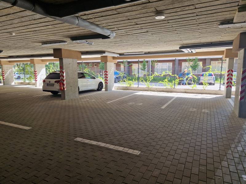 Tiefgarage mit weißem Auto.
