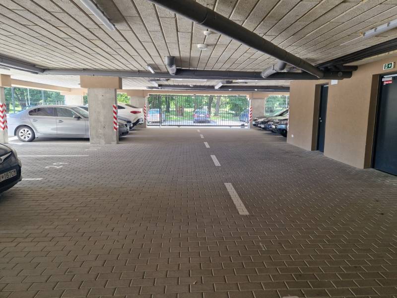 Unterirdische Parkplätze mit Autos in der Nähe einer 2-Zimmer-Wohnung in der Sadová-Straße in Senica.