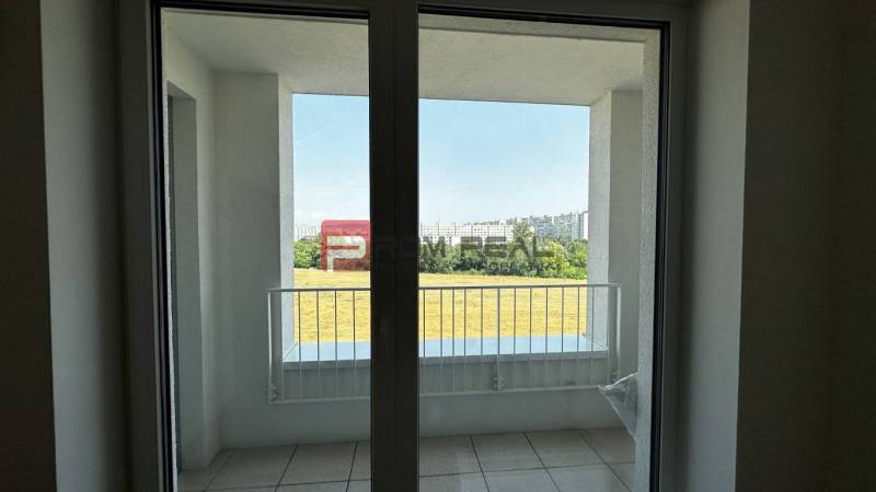 Balkon mit Aussicht auf die Umgebung in einer 2-Zimmer-Wohnung.