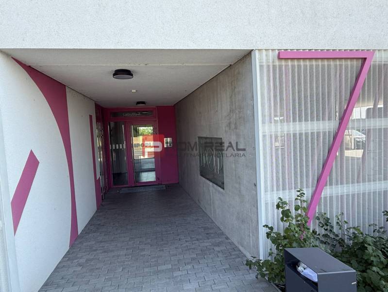 Eingang zum Gebäude in der Labutia-Straße in Bratislava V mit rosa Elementen.