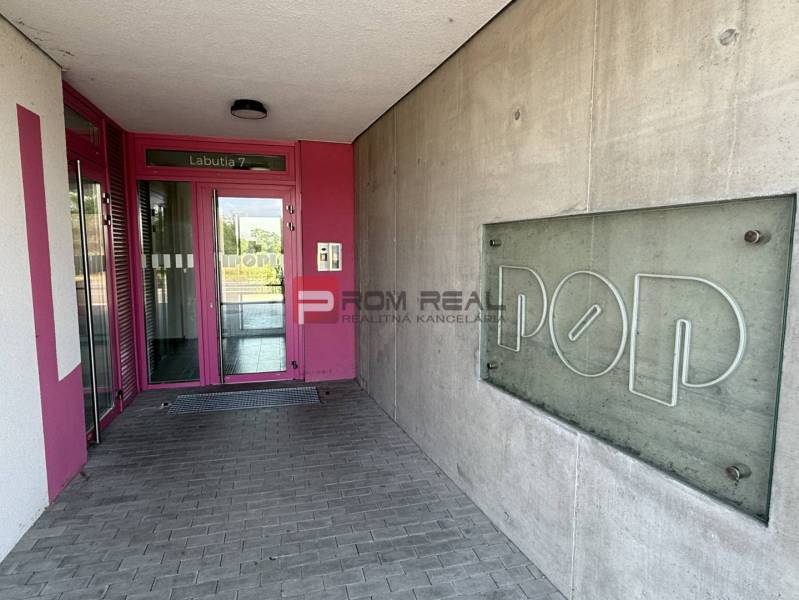 Eingang in der Labutia-Straße in Bratislava V mit der Aufschrift POP und rosa Türen.