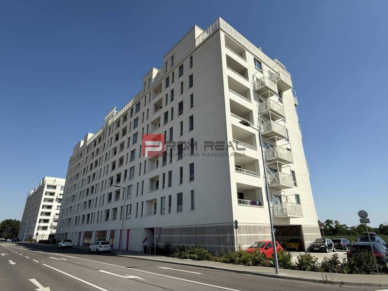 Wohngebäude in der Labutia-Straße in Bratislava V bietet eine 2-Zimmer-Wohnung an.