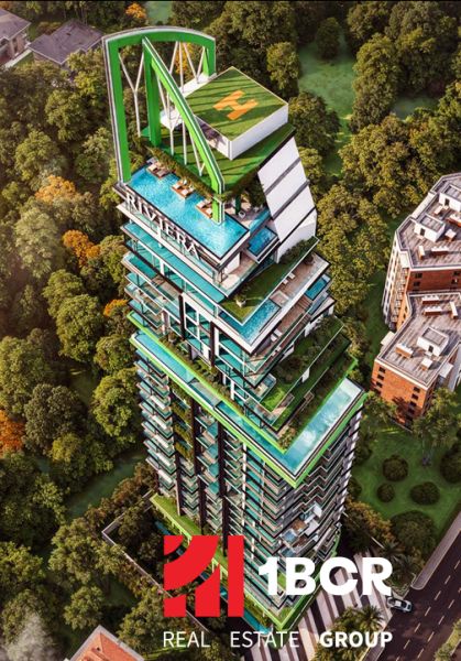 Wohnungsbau in Pattaya mit grünen Terrassen, eingebettet zwischen Bäumen und Bebauung.
