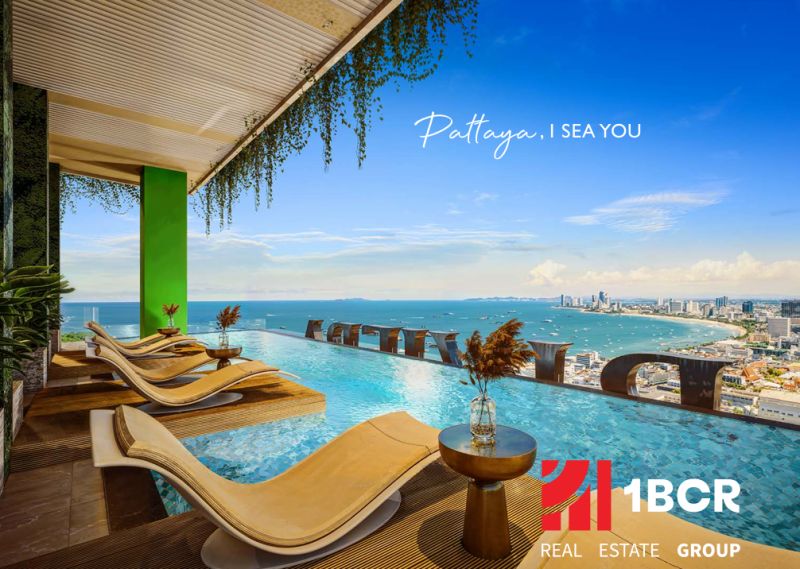 Balkon mit Pool und Blick auf die Küste in der Stadt Pattaya, Wohnungsbau.