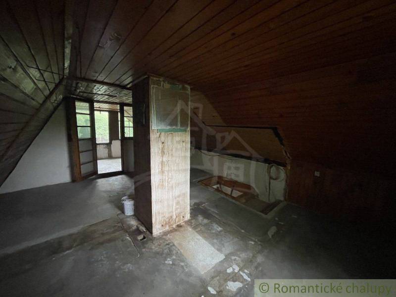Dachbodenraum mit Holzwänden und Holzboden in einem Einfamilienhaus.