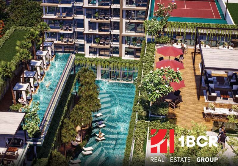 Der Wohnungsbau in Pattaya umfasst einen Pool, Terrassen und Grünflächen für die Bewohner.