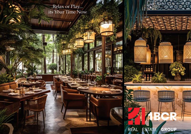 Luxuriöses Restaurantinterieur mit Holztischen, Stühlen und Pflanzen. Wohnungsbau.