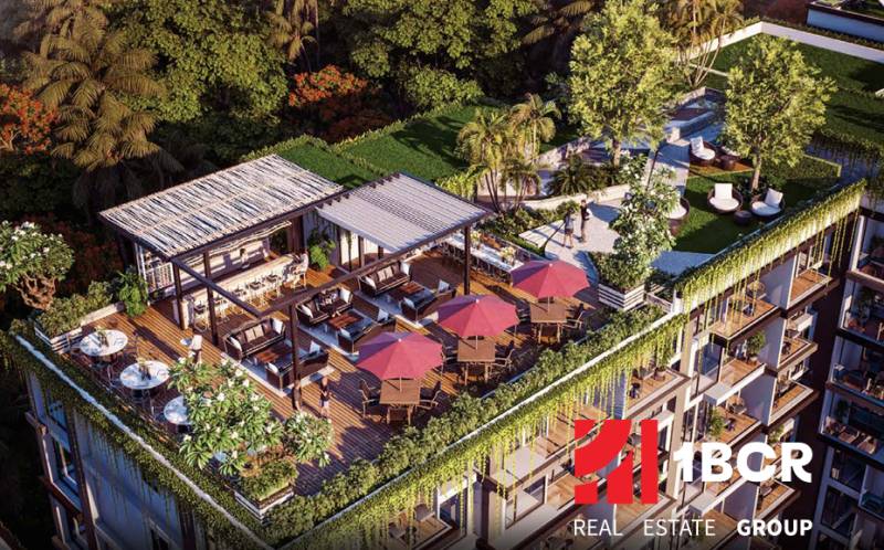 Dachgarten mit Terrasse im Wohnkomplex in Pattaya, umgeben von Grün.