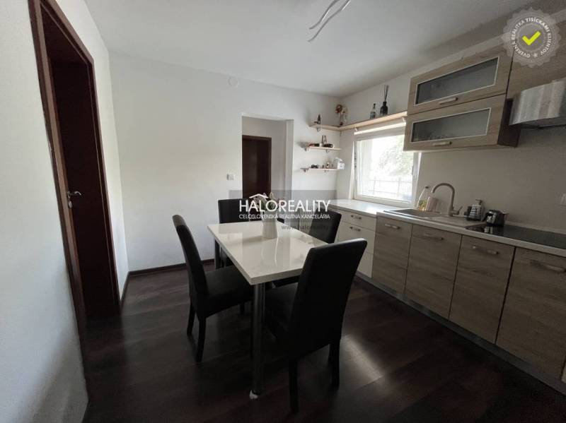 Esszimmer mit Holzmöbeln und Esstisch in einem Einfamilienhaus.